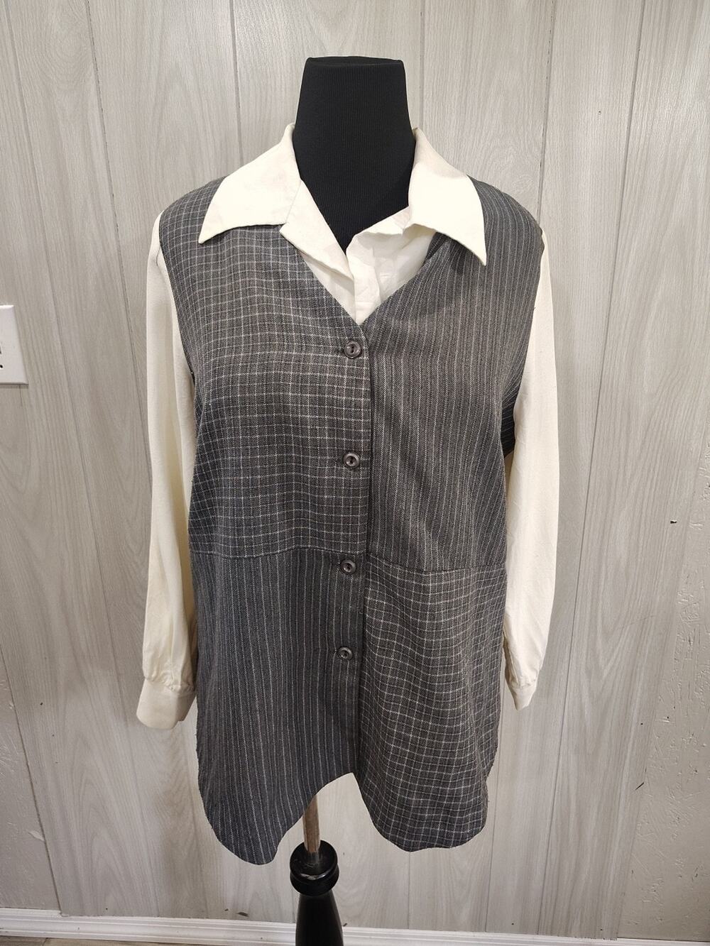 Vintage Woman's Long Sleeve Button Up Blouse Size 14 / 16 Career Y2K Old Money